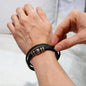 Armbånd med 'Love You Forever' indgravering og flettet bånd – ideel Mor-Søn gave