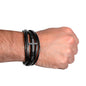 Håndlavede læderarmbånd med kors - en personlig gave til mand der skaber minder"